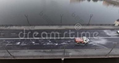顿涅茨克市的扫地机飞越大桥